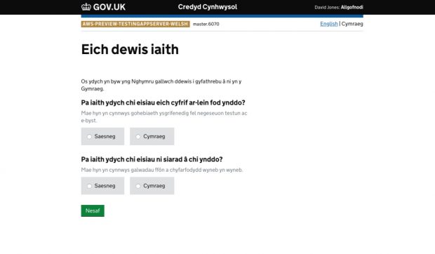 The Welsh language Universal Credit online service homepage featuring two options in the Welsh language which users have to choose from